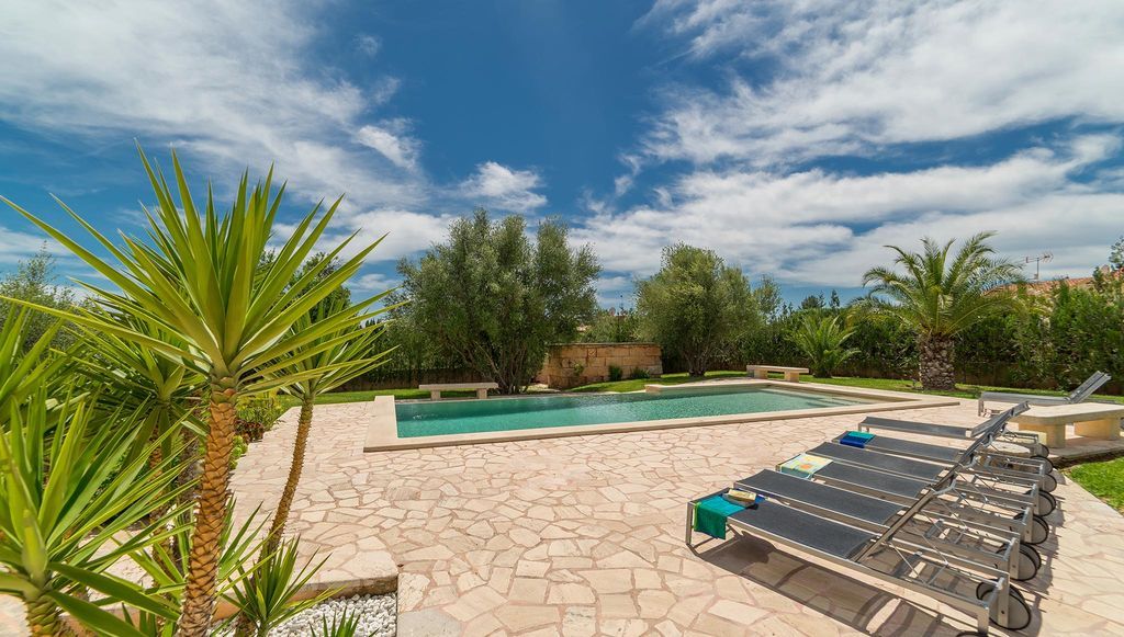 Piscina y zona para tomar el sol Diego Cuttone, arquitectos en Mallorca Piletas de jardín