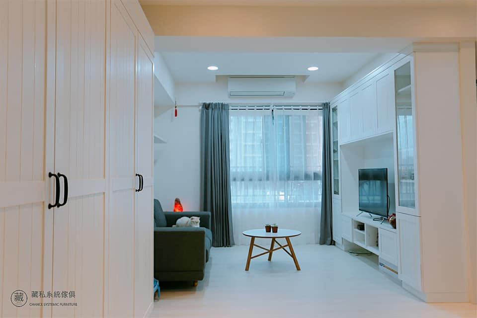 廊道儲物櫃延伸至客廳空間 homify Modern living room Wood-Plastic Composite