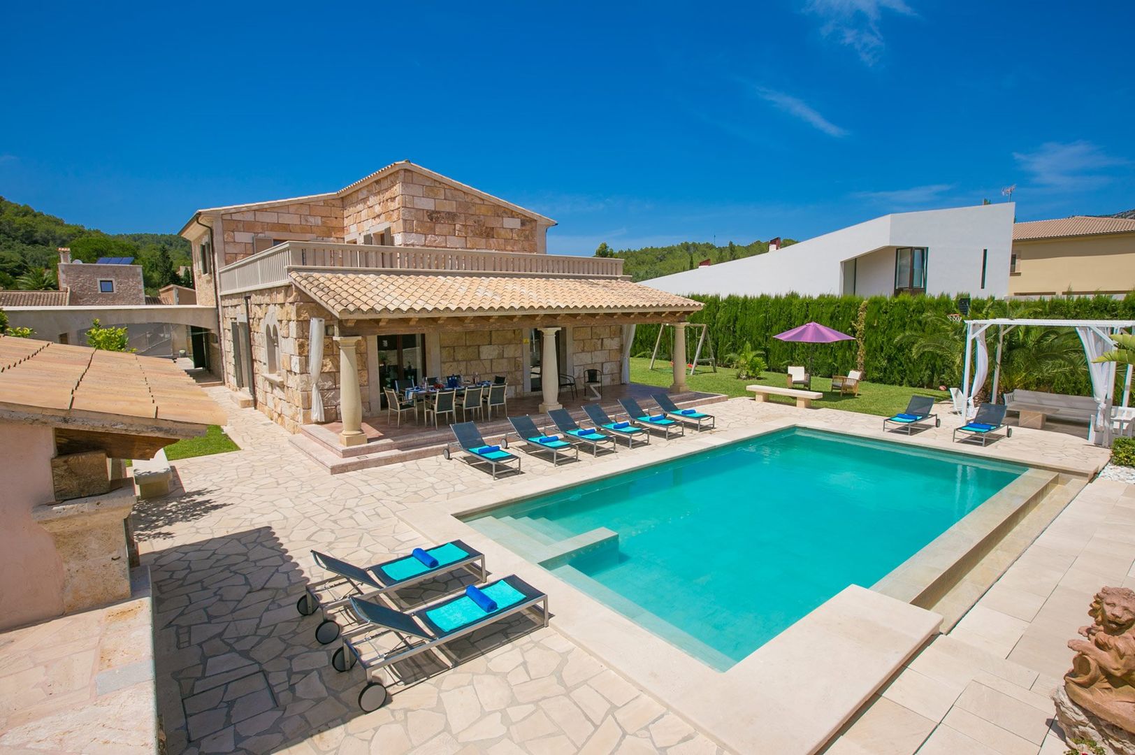 Vista de la villa y la piscina Diego Cuttone, arquitectos en Mallorca Casas de estilo mediterráneo Piedra