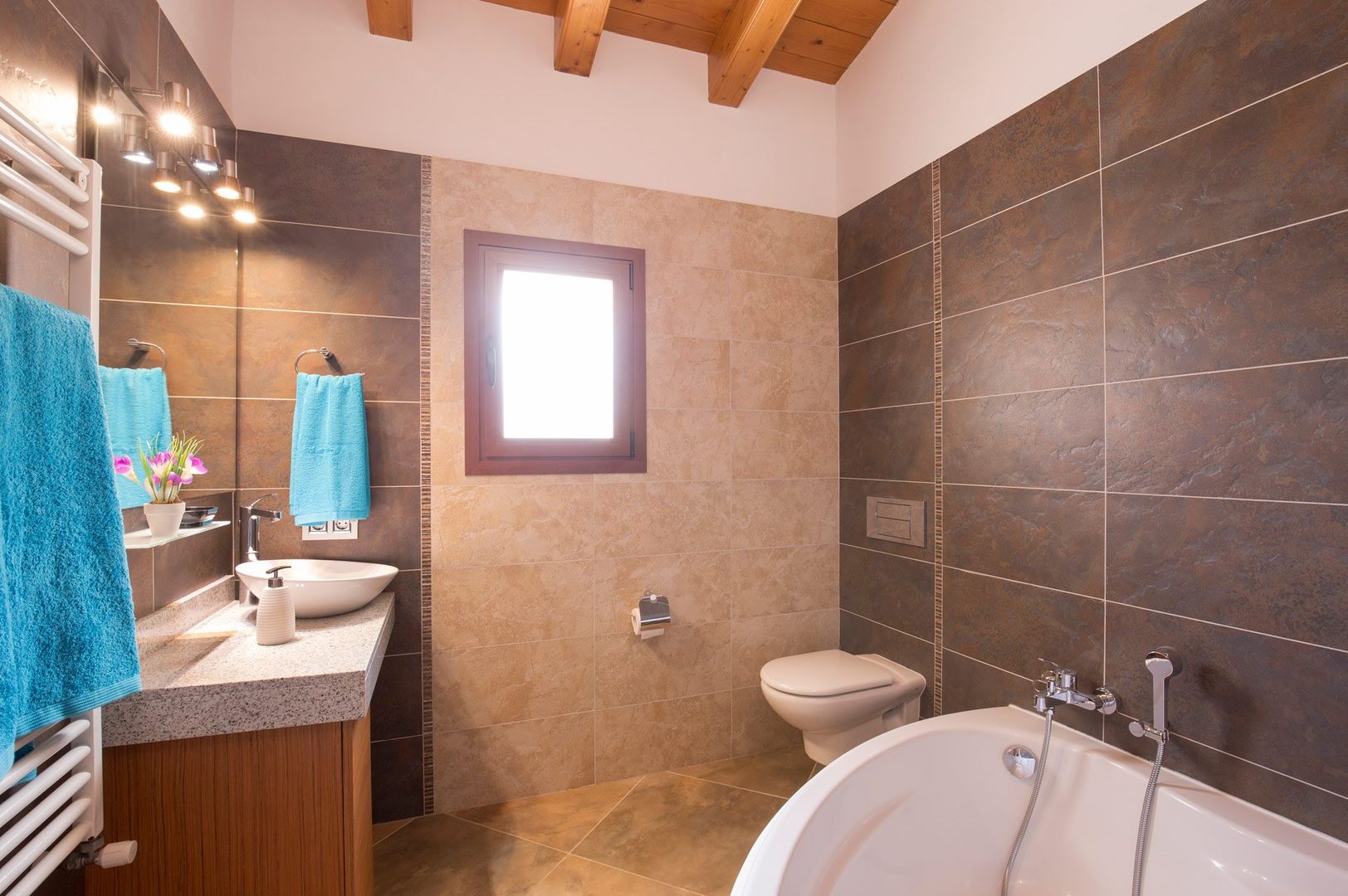 Baño con bañera Diego Cuttone, arquitectos en Mallorca Baños de estilo mediterráneo