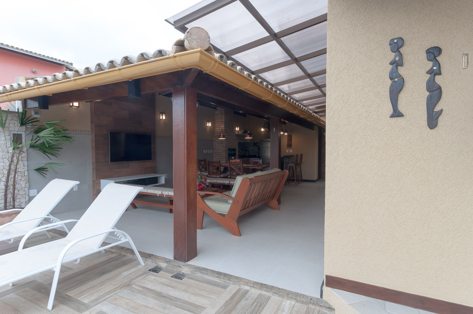 Espaço gourmet integrado Bernal Projetos - Arquitetos em Salvador Condomínios Madeira Acabamento em madeira
