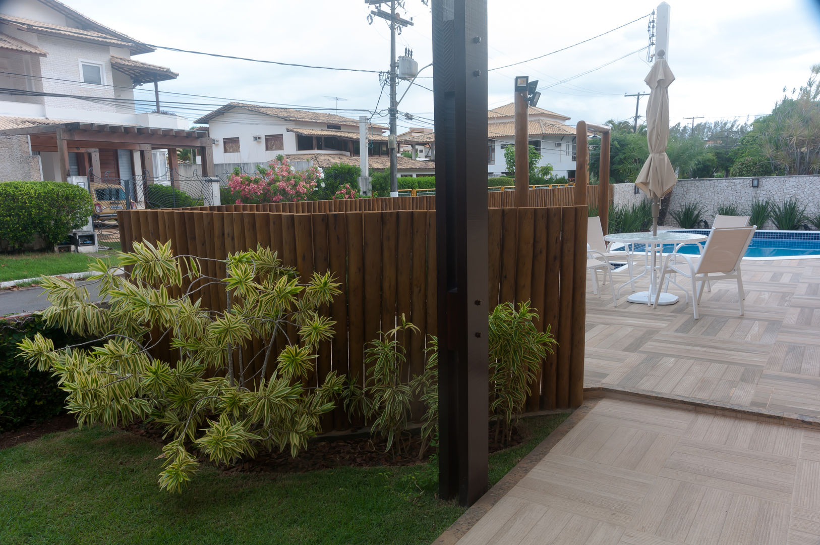 Jardim dá privacidade a piscina Bernal Projetos - Arquitetos em Salvador Condomínios Madeira maciça Multicolor
