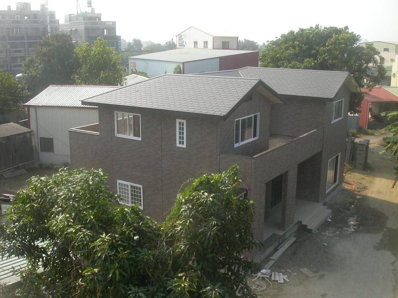 位於嘉義中埔可打造空中花園的雙塔防震建築, 安居住宅有限公司 安居住宅有限公司 Наклонные крыши