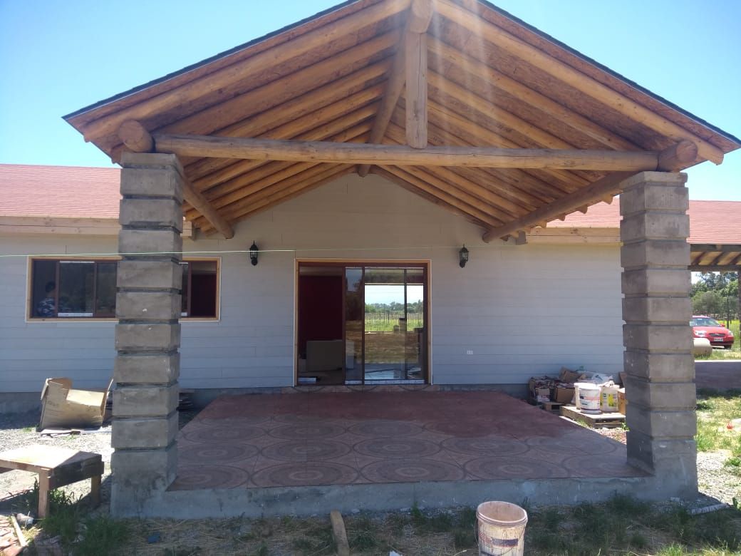 Construcción de Casa en Melipilla por Constuctora Santa Raquel, Sociedad de Inversiones Atcosan ltda. Sociedad de Inversiones Atcosan ltda. 一戸建て住宅