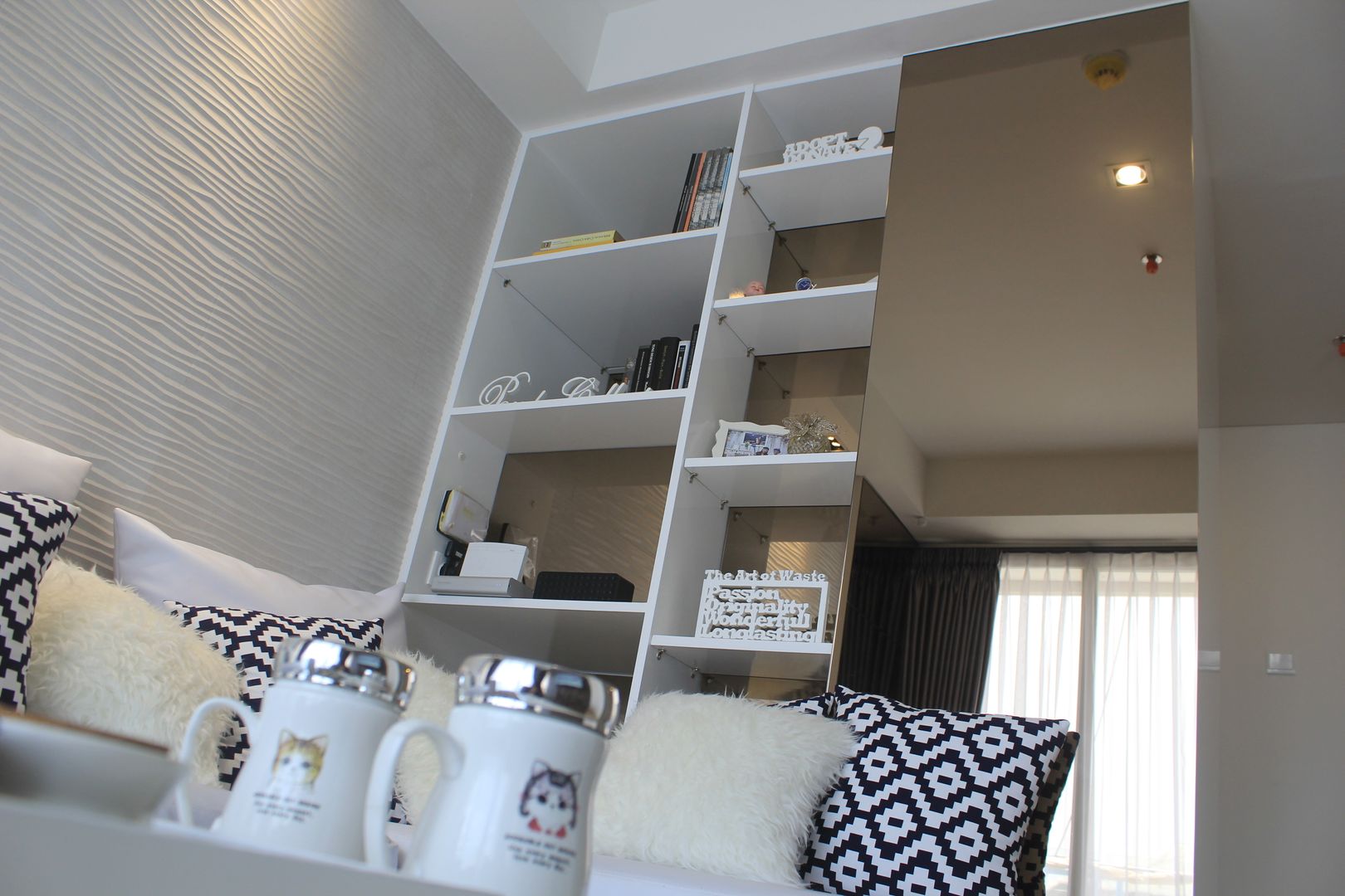 Apartemen Landmark - Tipe 1 Bedroom , POWL Studio POWL Studio ห้องนั่งเล่น ชั้นวางของ