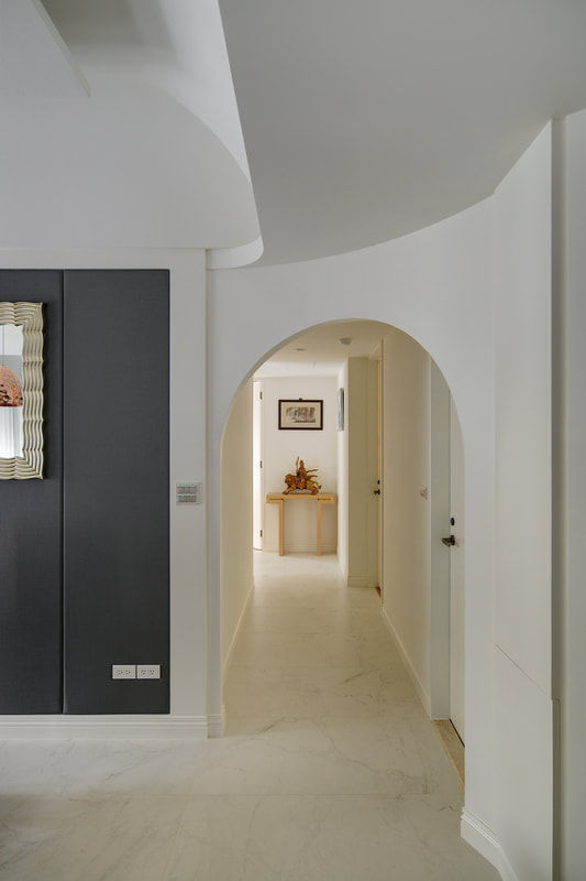 弧面與門框構成一幅勻稱風景 直方設計有限公司 Modern Corridor, Hallway and Staircase