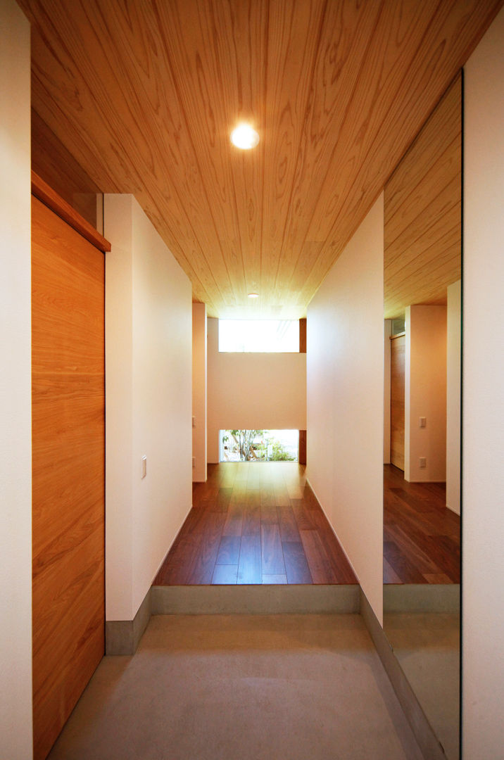 自然と寄り添うコの字型平屋, kisetsu kisetsu الممر الحديث، المدخل و الدرج خشب Wood effect