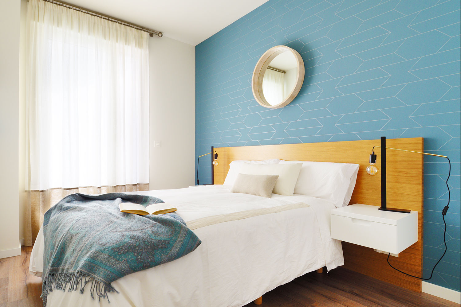 Color favorito: el azul Noelia Villalba Interiorista Dormitorios de estilo escandinavo Propiedad,Muebles,Edificio,Comodidad,Azur,Madera,Textil,Sombra,Diseño de interiores,Almohada