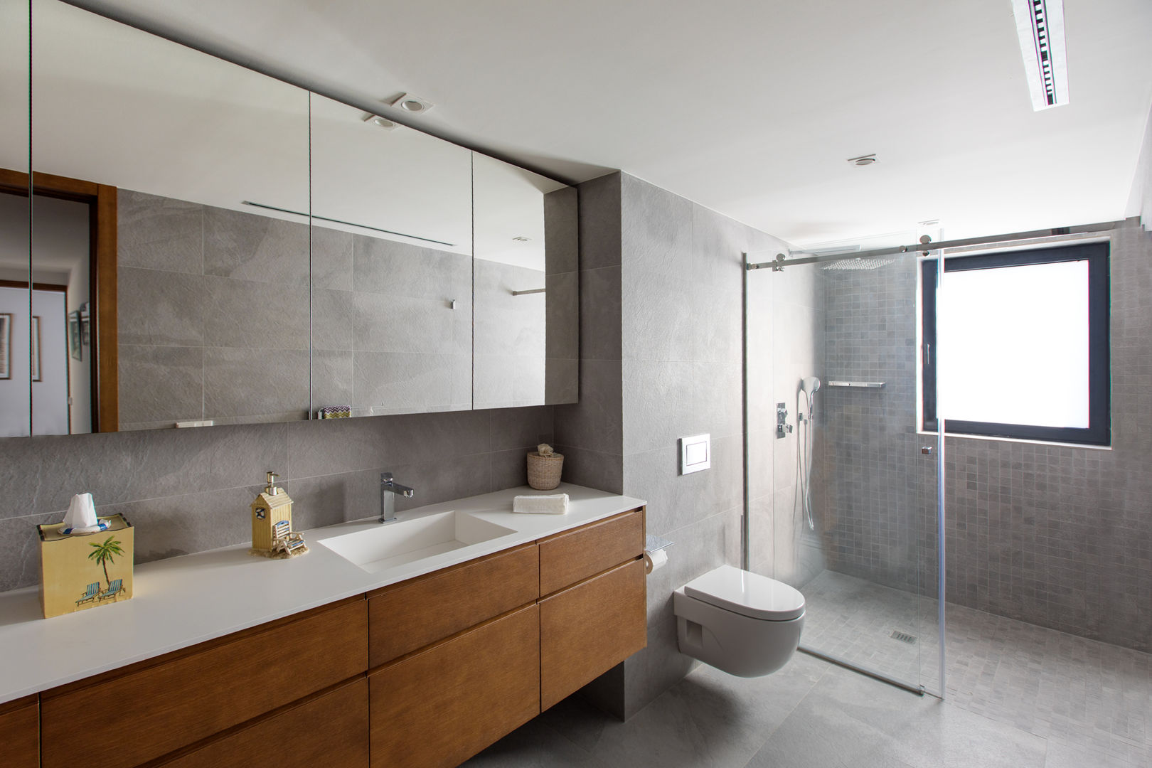 homify Modern bathroom