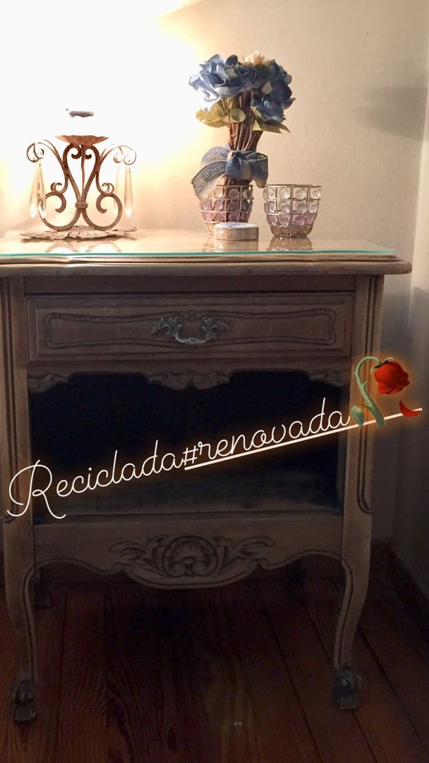 Mesita de luz reciclada ANADECO - Decoradora y Diseñadora de Interiores - La Plata Dormitorios de estilo rústico Mesitas de noche