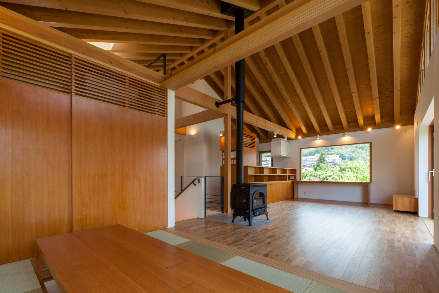 小布施雁田の家, 伊東亮一建築設計事務所 伊東亮一建築設計事務所 Eclectic style dining room Wood Wood effect