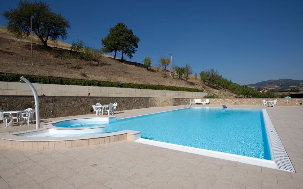 L' acqua per ogni esigenza, Isobit s.r.l. Isobit s.r.l. Piscina a sfioro