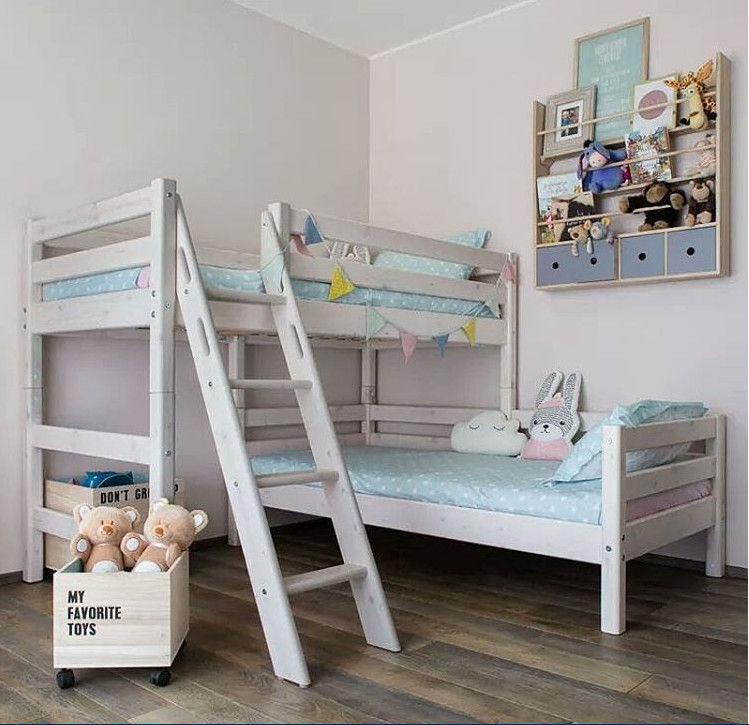 Quarto de Menina Beliche em L, FLEXA Lisboa FLEXA Lisboa Skandinavische Kinderzimmer Massivholz Mehrfarbig Betten und Krippen