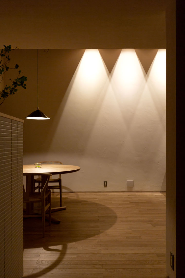 中庭のいえ, まんなみ設計室 まんなみ設計室 Minimalist dining room Wood Wood effect