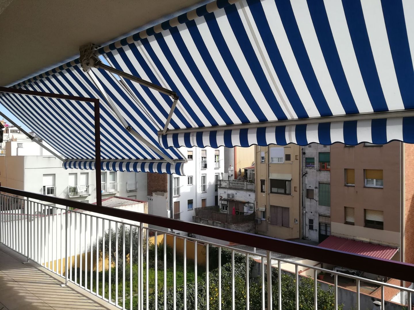 Toldos para tu terraza o jardín en Barcelona, TOLDOS CLOT, S.L. TOLDOS CLOT, S.L. Pintu & Jendela Gaya Mediteran Blinds & shutters