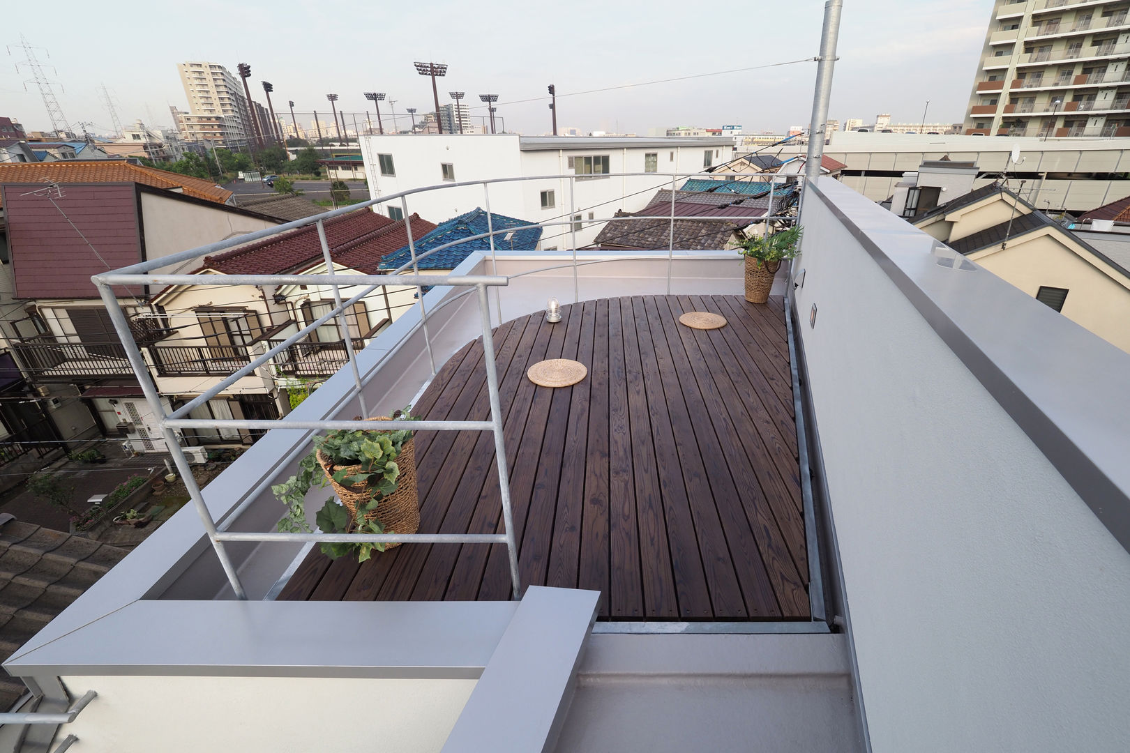 東新小岩の家, アトリエ スピノザ アトリエ スピノザ Balcone, Veranda & Terrazza in stile moderno