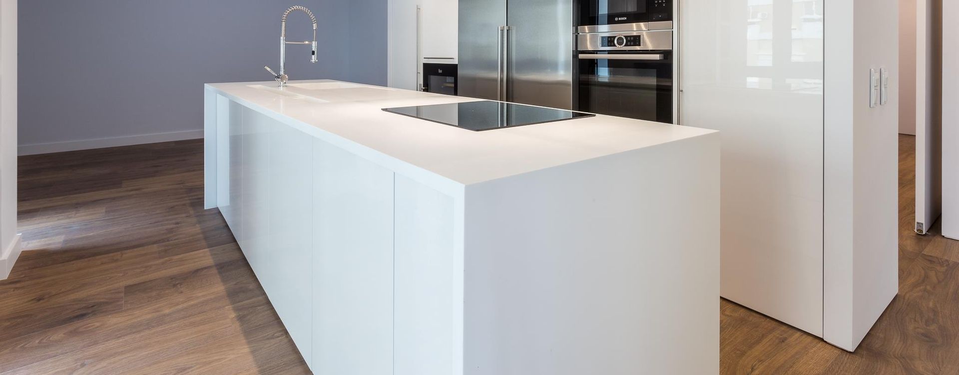 Projeto de cozinha com chão em mdadeira, DIONI Home Design DIONI Home Design Cocinas de estilo moderno Tablero DM Estanterías y gavetas