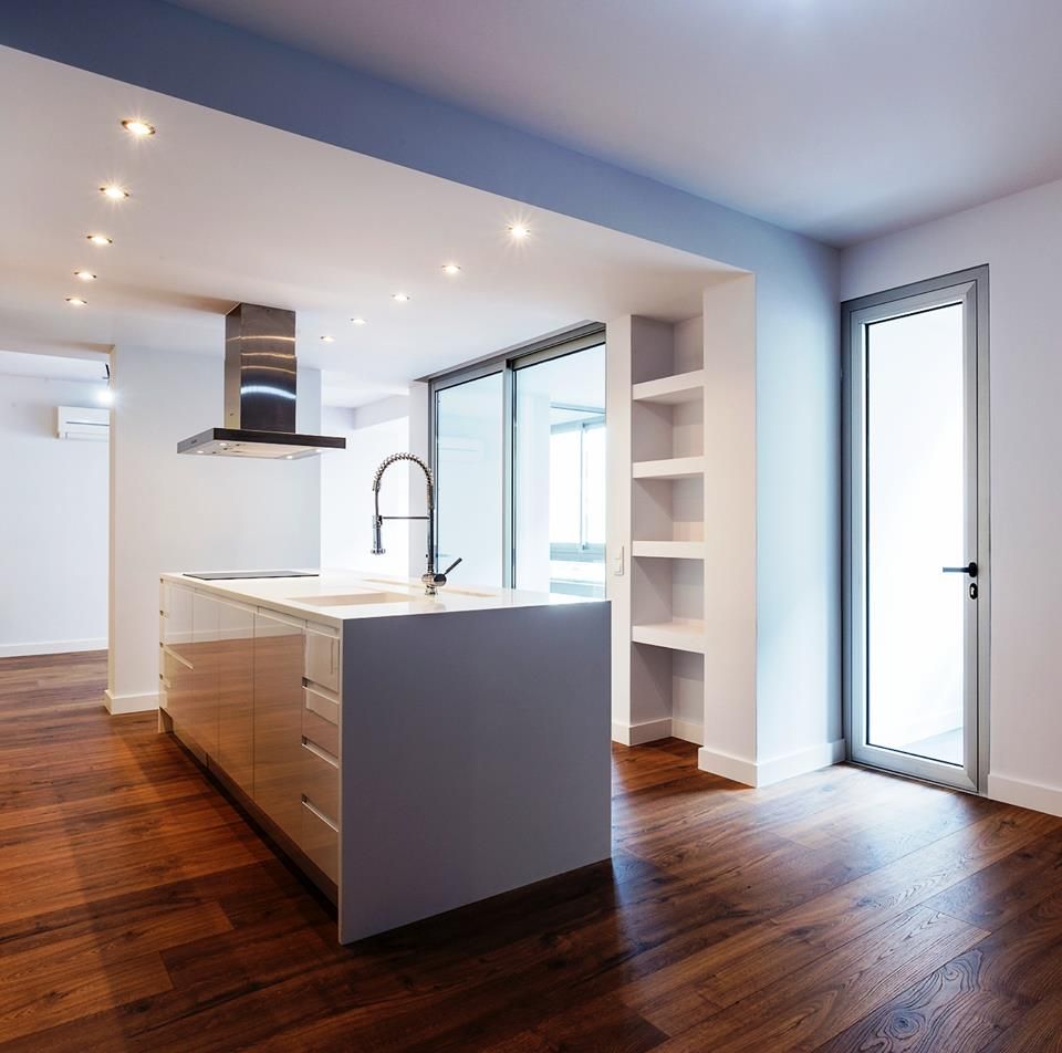 Projeto de cozinha com chão em mdadeira, DIONI Home Design DIONI Home Design Cozinhas modernas MDF Branco Armários e estantes