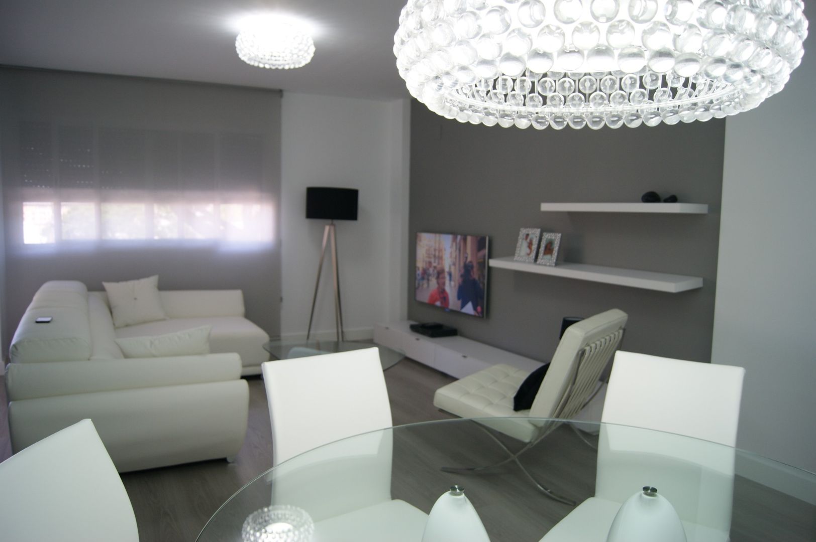 Como decorar un piso con piezas de autor por Qum estudio, Qum estudio, tienda de muebles y accesorios en Andalucía Qum estudio, tienda de muebles y accesorios en Andalucía Вітальня