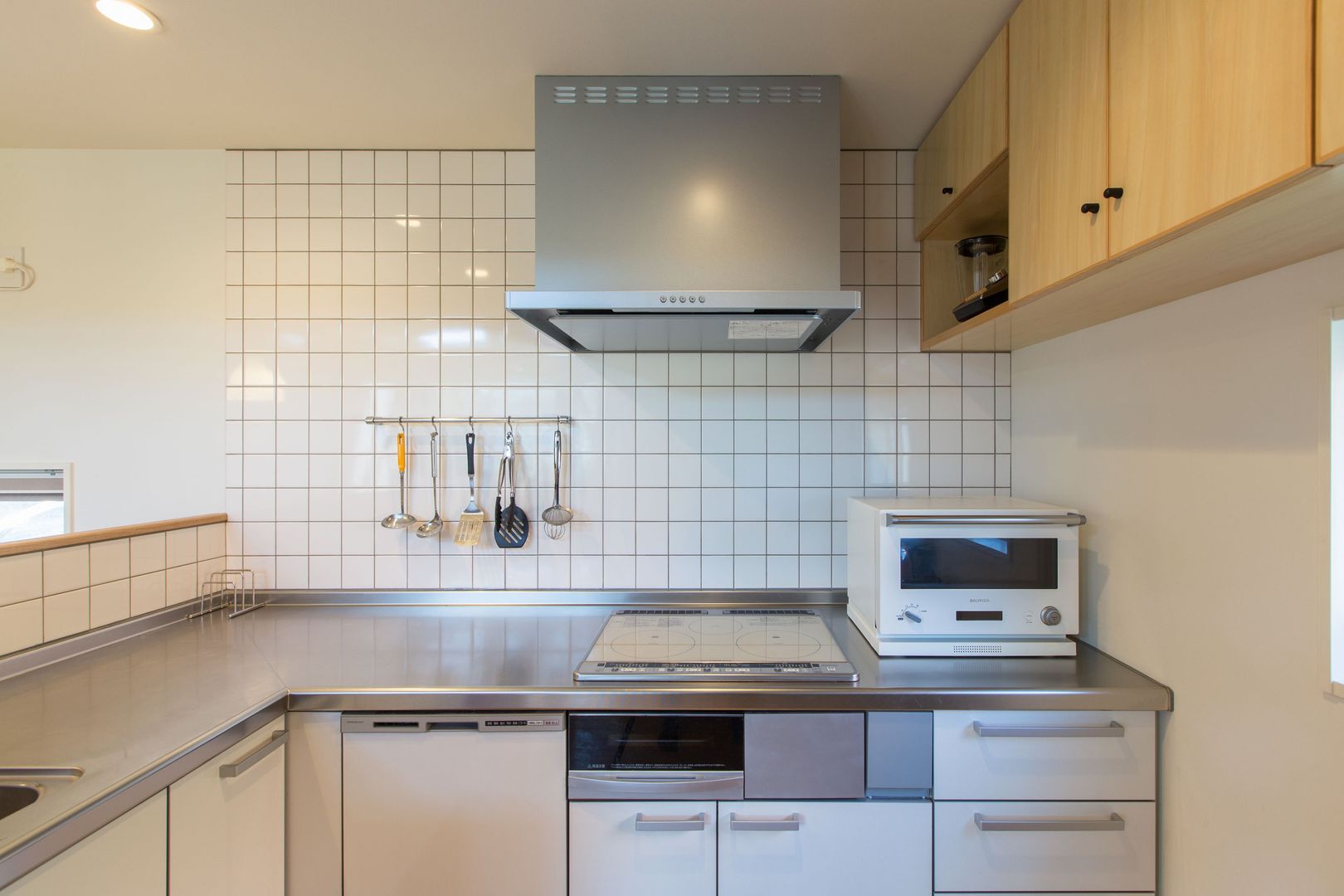 3－BOX ミニマルな住宅, アース建築工房 アース建築工房 Built-in kitchens Tiles