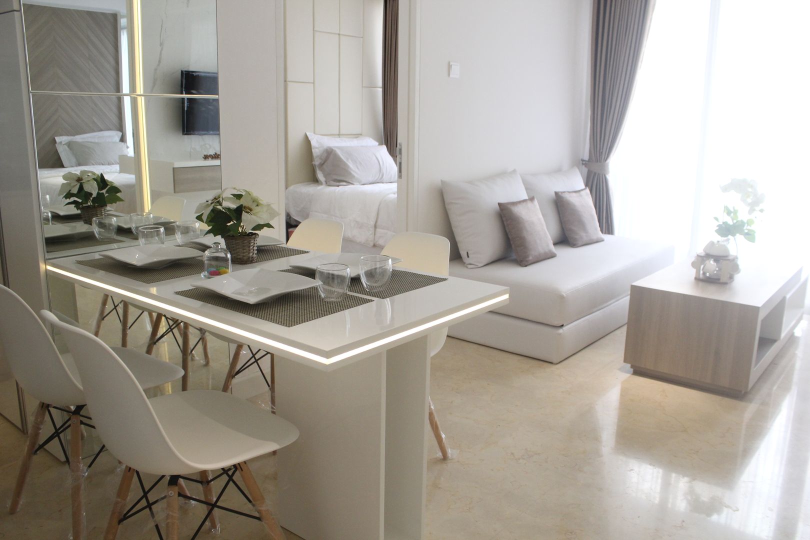 Apartemen Landmark II - Tipe 2 Bedroom (Design I), POWL Studio POWL Studio Pasillos, vestíbulos y escaleras minimalistas