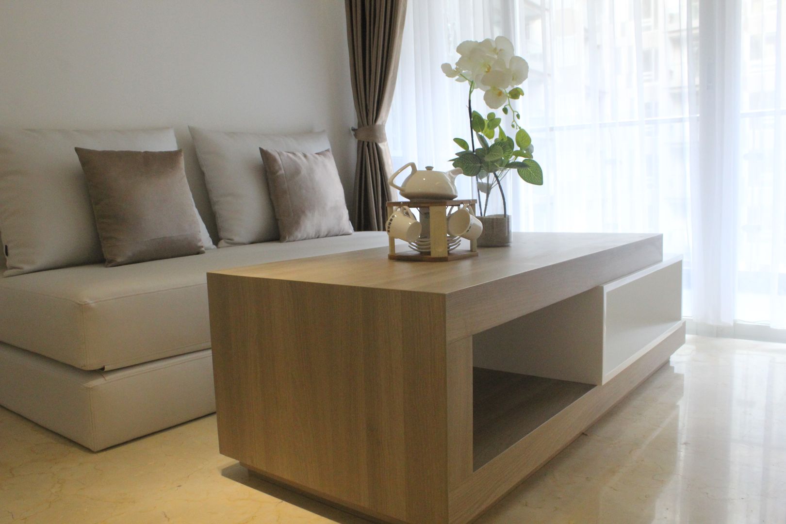 Apartemen Landmark II - Tipe 2 Bedroom (Design I), POWL Studio POWL Studio Minimalist living room Side tables & trays