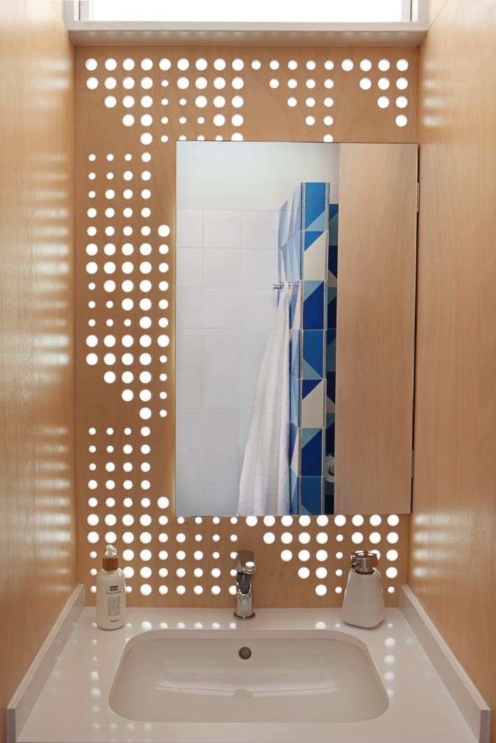 homify Baños de estilo moderno Tablero DM espejo baño,baño moderno,azulejos colorido,baño diseño