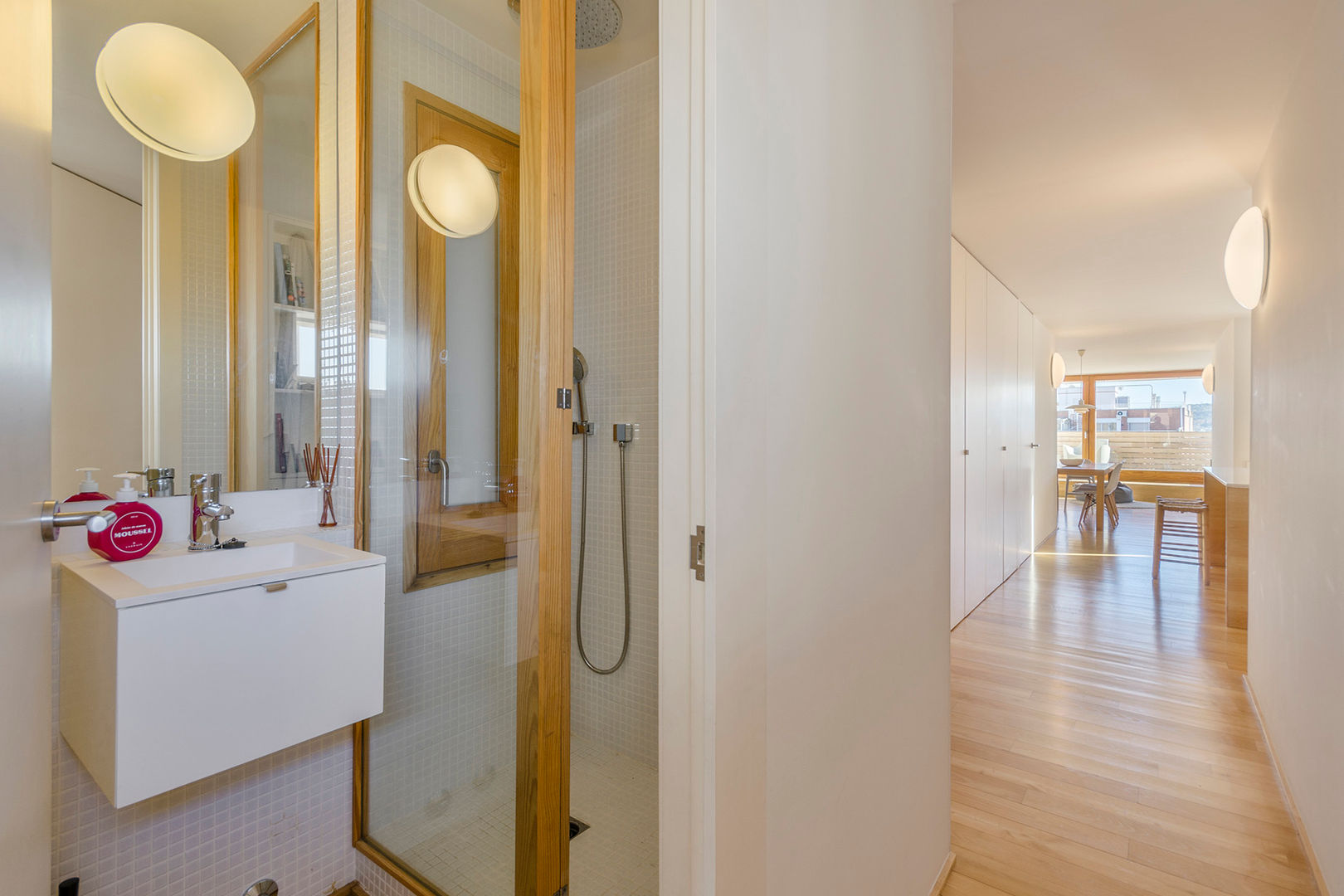 homify Baños de estilo moderno Madera maciza Multicolor madera en baños,baño moderno,cristal baño,baño en blanco,pavimento de madera,suelos de madera,baño diseño