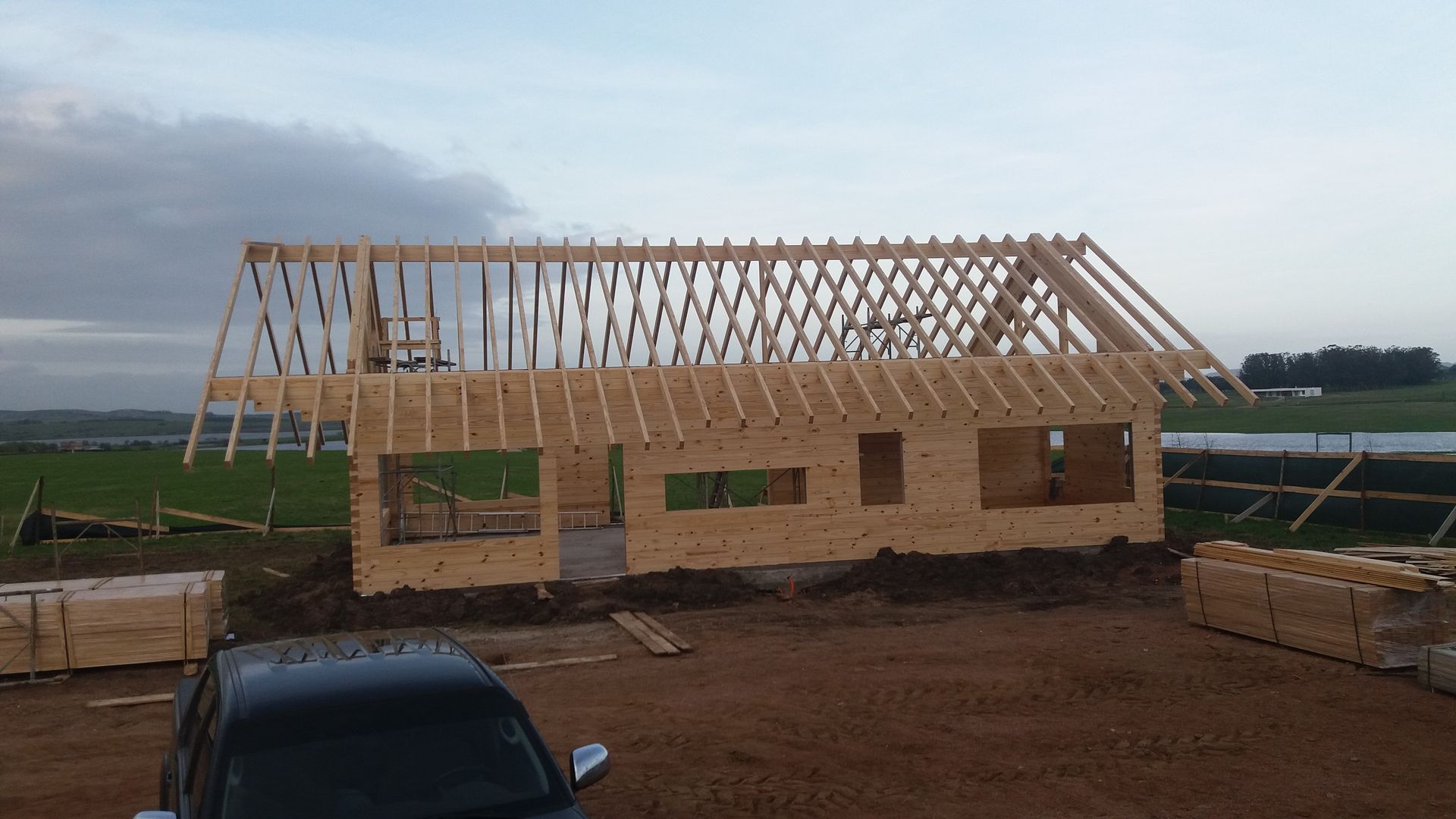 Casa en Uruguay (Construcción en 15 días) Superficie cubierta de 130 m2, Patagonia Log Homes - Arquitectos - Neuquén Patagonia Log Homes - Arquitectos - Neuquén Casas de madeira Madeira Acabamento em madeira