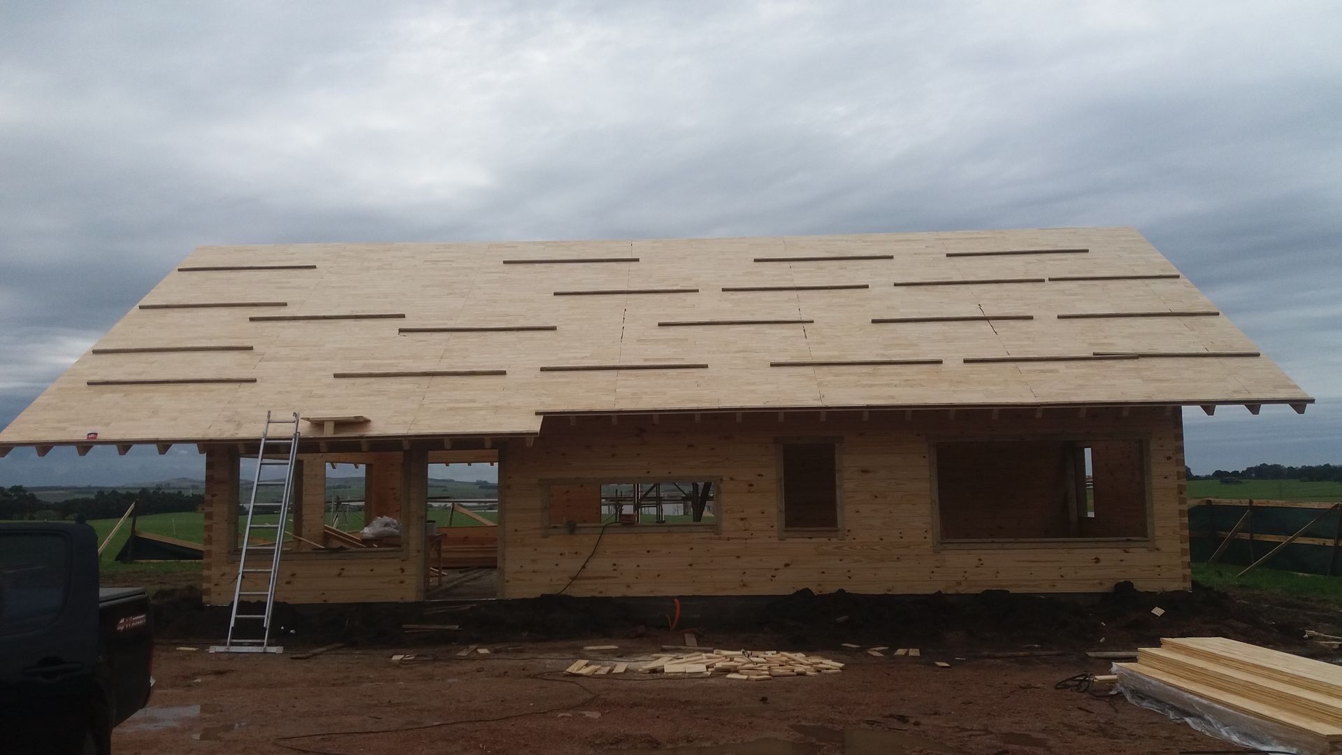 Casa en Uruguay (Construcción en 15 días) Superficie cubierta de 130 m2, Patagonia Log Homes - Arquitectos - Neuquén Patagonia Log Homes - Arquitectos - Neuquén Casas de madera Derivados de madera Transparente