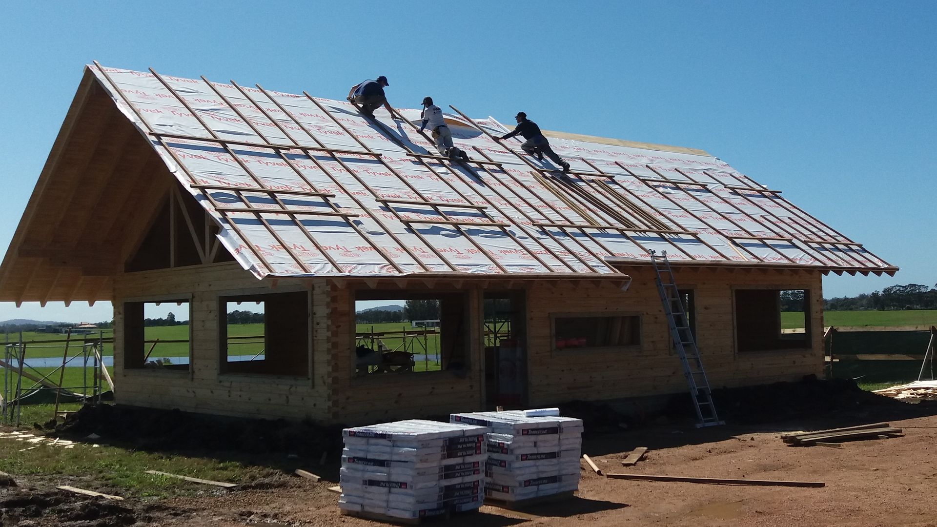 Casa en Uruguay (Construcción en 15 días) Superficie cubierta de 130 m2, Patagonia Log Homes - Arquitectos - Neuquén Patagonia Log Homes - Arquitectos - Neuquén منزل خشبي خشب Wood effect