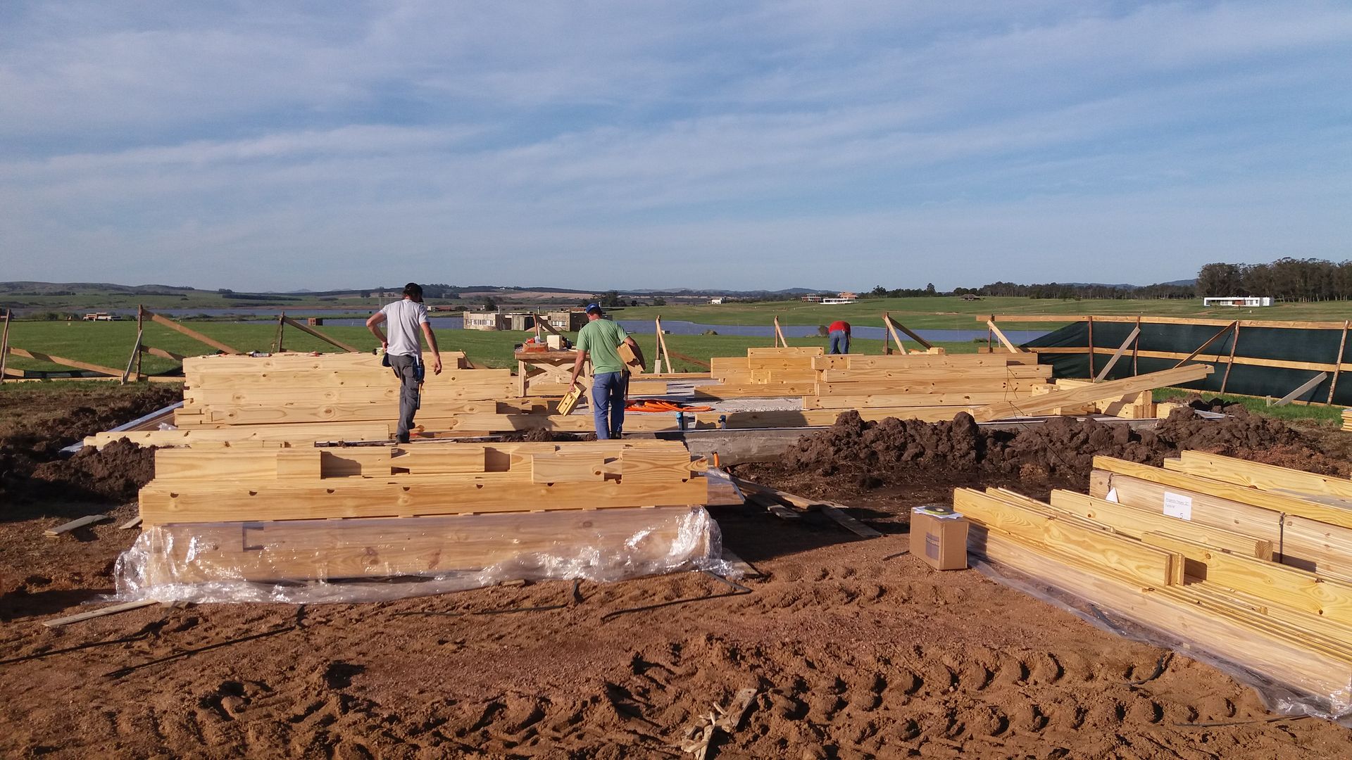 Casa en Uruguay (Construcción en 15 días) Superficie cubierta de 130 m2, Patagonia Log Homes - Arquitectos - Neuquén Patagonia Log Homes - Arquitectos - Neuquén บ้านและที่อยู่อาศัย ไม้เอนจิเนียร์ Transparent