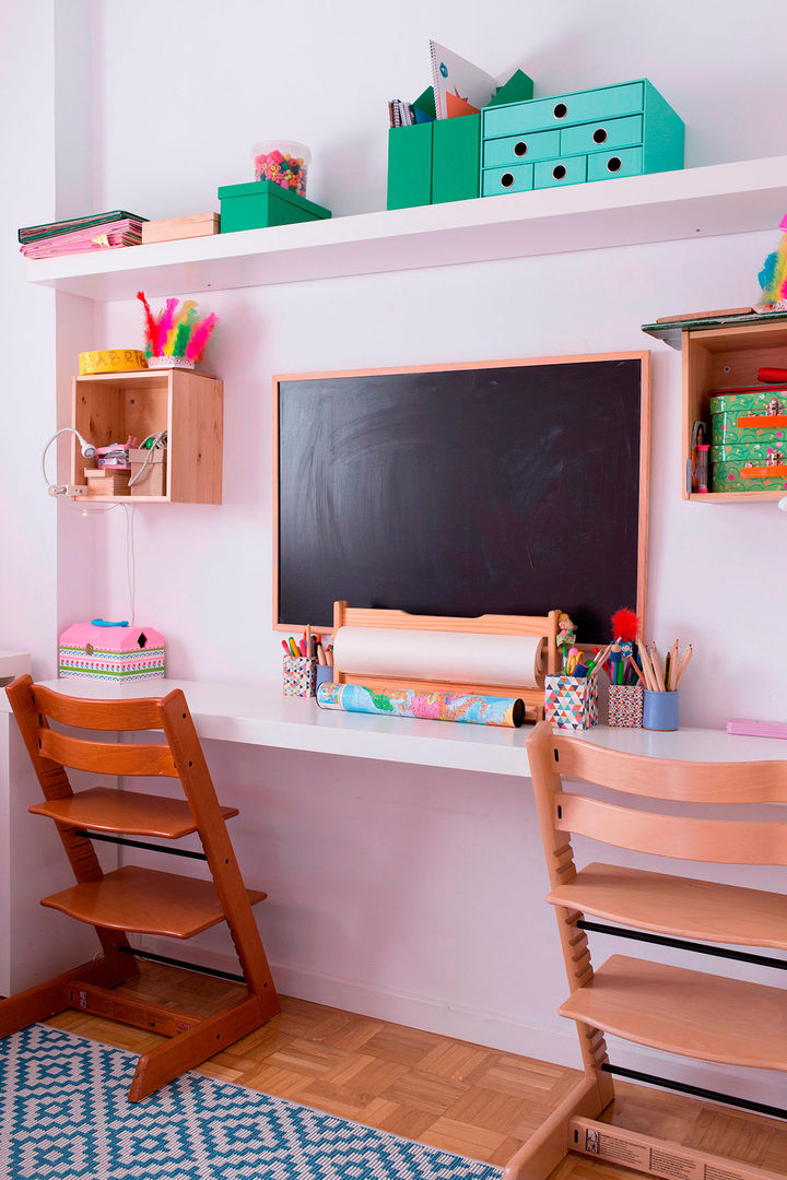 Cuarto infantil con escritorio compartido Isabel Escauriaza Dormitorios infantiles de estilo escandinavo Muebles,Propiedad,Verde,Azul,Estante,Estantería,naranja,Diseño de interiores,Púrpura,Rosa
