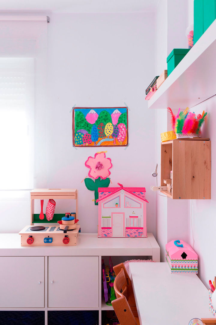 Cuarto infantil con escritorio compartido Isabel Escauriaza Habitaciones para niños de estilo escandinavo