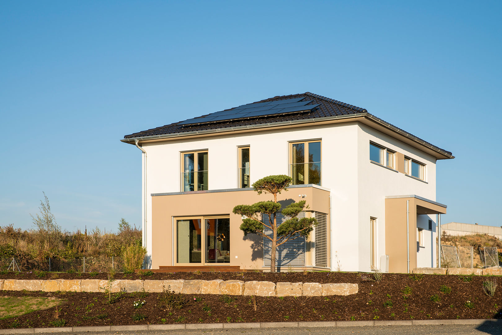 Außenansicht verputzter Erker mit bodentiefen Fenstern homify Fertighaus Stadtvilla,MEDLEY,FingerHaus,Walmdach,Erker,Erkerfenster,Bodentiefe Fenster,Eingangsüberdachung,fertighausbau,holzbauweise,fertighäuser