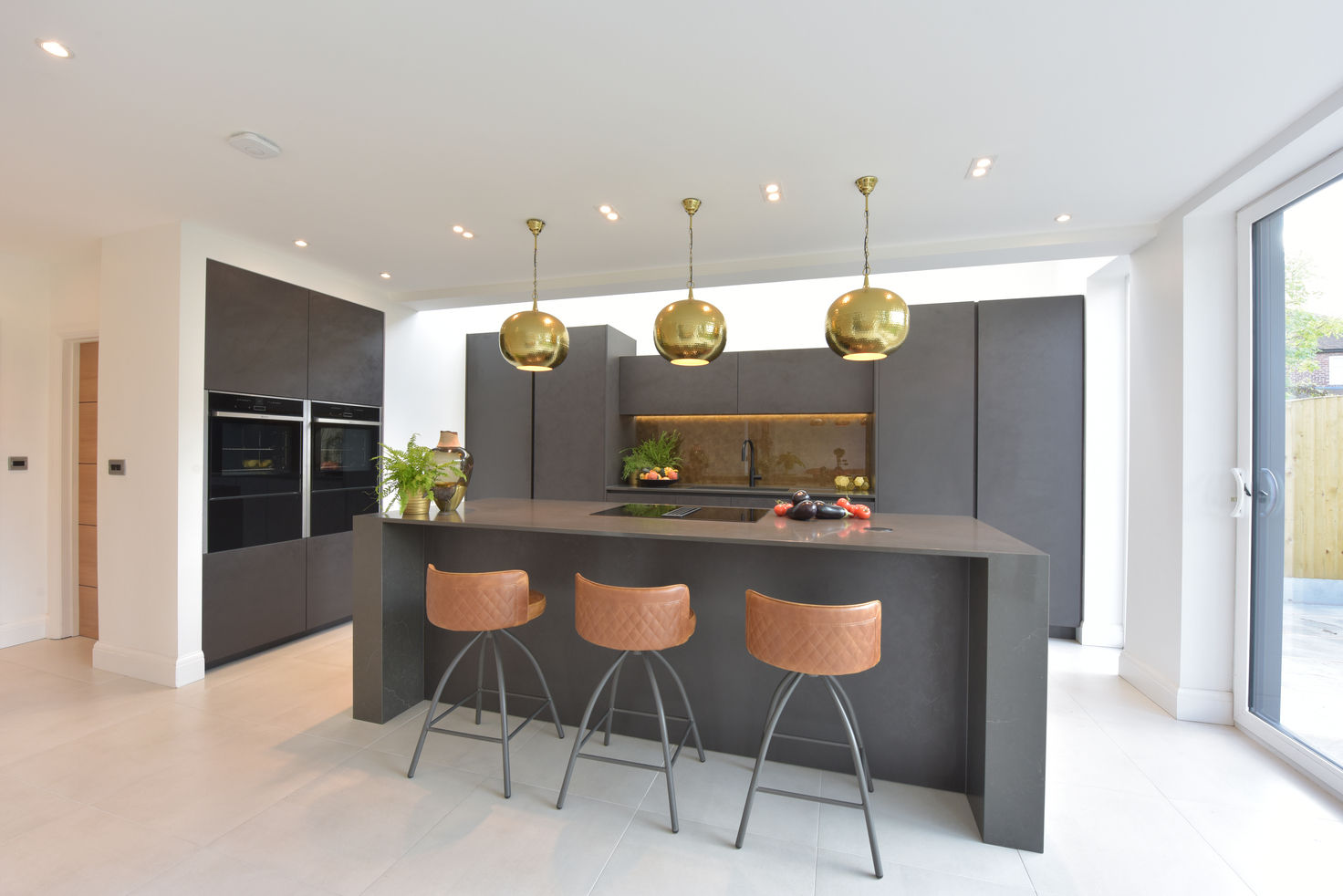 Mr & Mrs Martin Diane Berry Kitchens مطبخ ذو قطع مدمجة النحاس / برونزية / نحاس bar stools,kitchen island,pendant lights,glass splashback,led lighting strip,eggersmann,manchester,hale,hale barnes