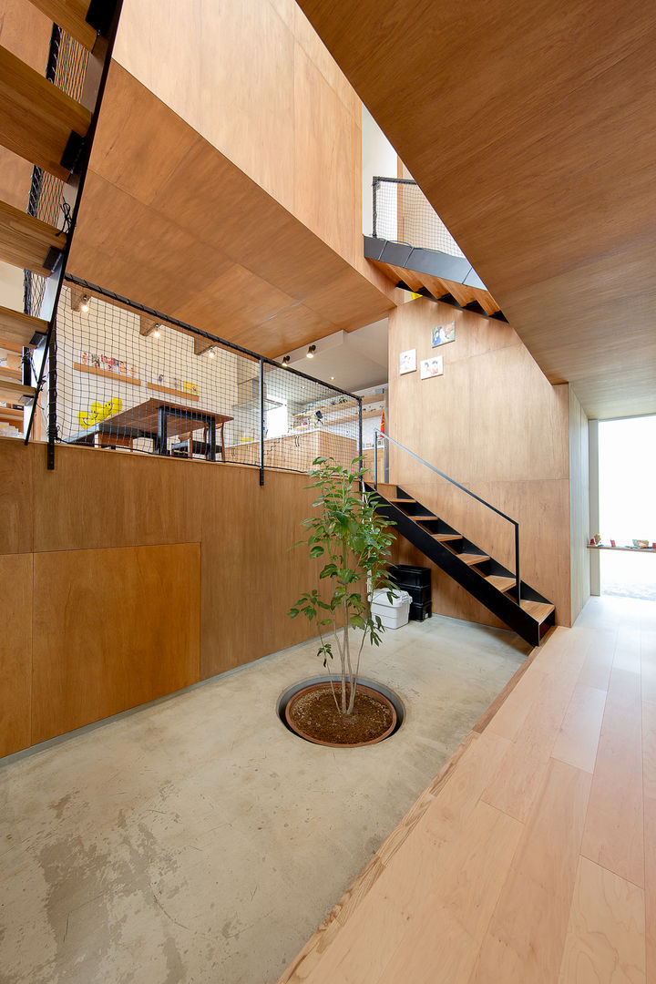 Central wellhole, 株式会社建築工房DADA 株式会社建築工房DADA 樓梯 木頭 Wood effect