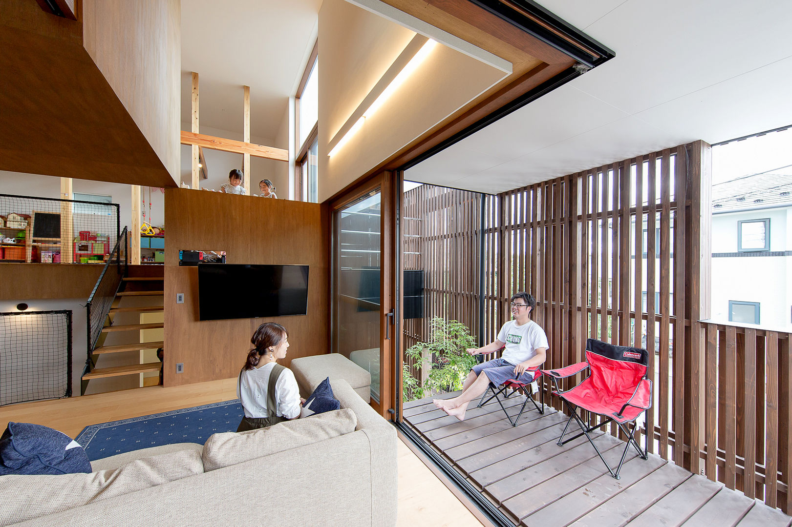 Central wellhole, 株式会社建築工房DADA 株式会社建築工房DADA Modern living room Wood Wood effect