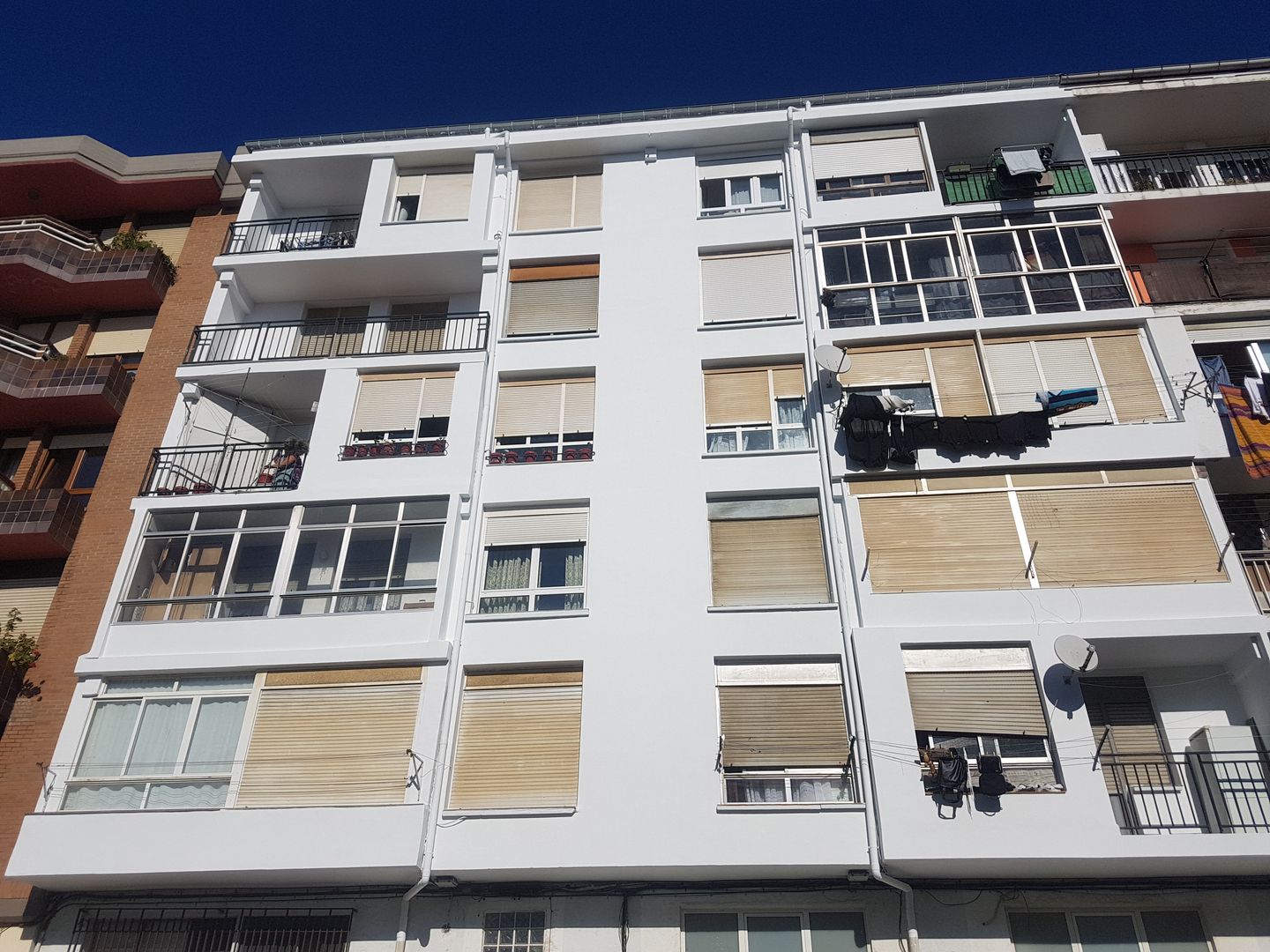Reparación del hormigón deteriorado en la fachada de un edificio en Santander, MAU CONSTRUCCIONES Y REFORMAS EN CANTABRIA MAU CONSTRUCCIONES Y REFORMAS EN CANTABRIA Casas multifamiliares