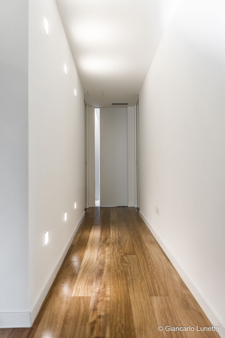Residenza privata: Provincia di Palermo in aperta campagna, Ignazio Buscio Architetto Ignazio Buscio Architetto Modern corridor, hallway & stairs Wood Wood effect