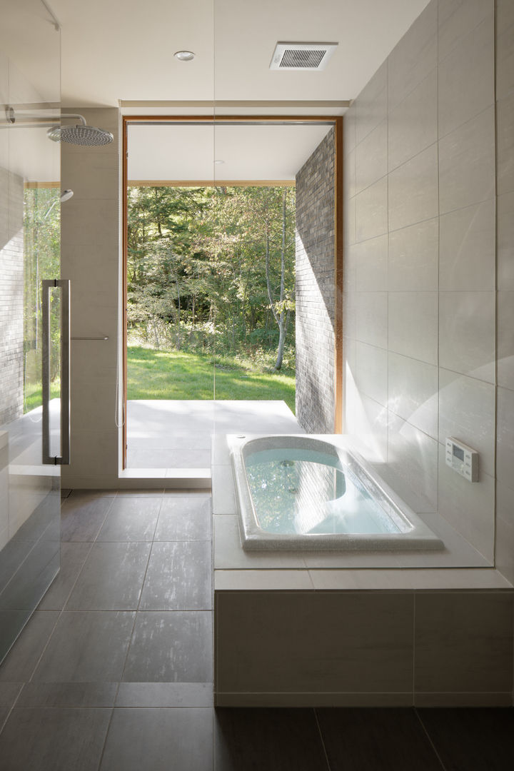 058軽井沢Hさんの家, atelier137 ARCHITECTURAL DESIGN OFFICE atelier137 ARCHITECTURAL DESIGN OFFICE Modern bathroom Tiles