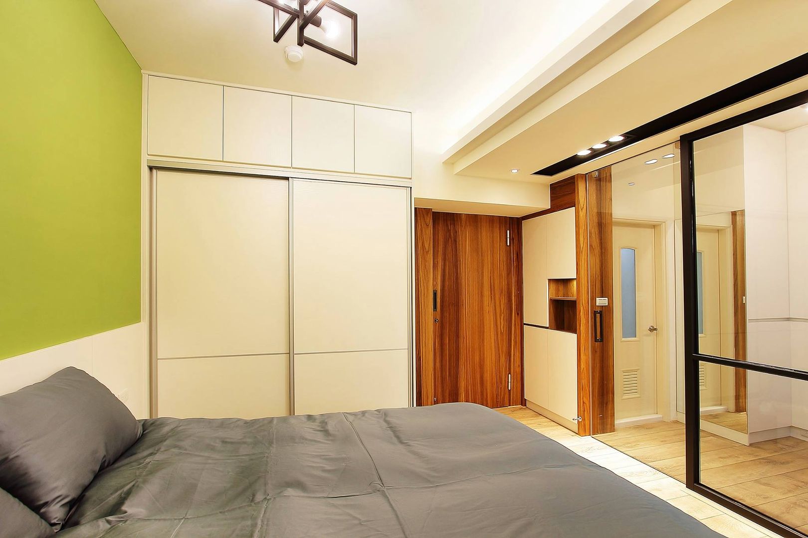 配有大型衣櫃的主臥室，收納好方便 奕禾軒 空間規劃 /工程設計 Modern style bedroom