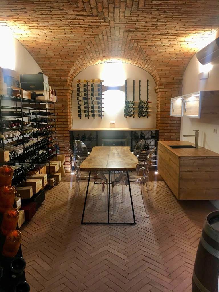 Trasformazione da Garage... a Cantina degustazione, ShoWine ShoWine Bodegas de vino de estilo rústico