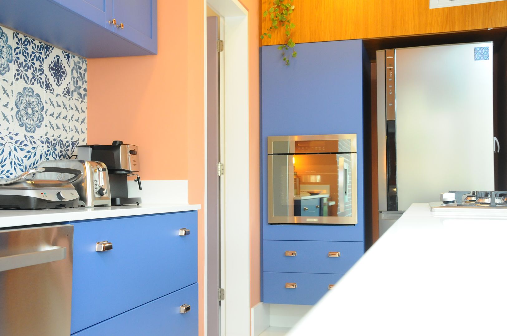 Apartamento Garden com Pé-Direito Duplo, MARIA FERNANDA PEREIRA MARIA FERNANDA PEREIRA Kitchen units Solid Wood Multicolored