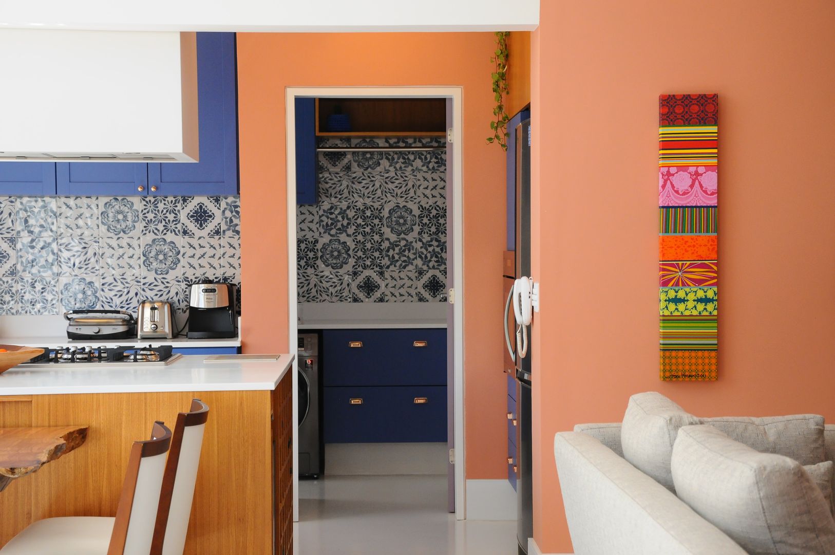 Apartamento Garden com Pé-Direito Duplo, MARIA FERNANDA PEREIRA MARIA FERNANDA PEREIRA Kitchen units Solid Wood Multicolored