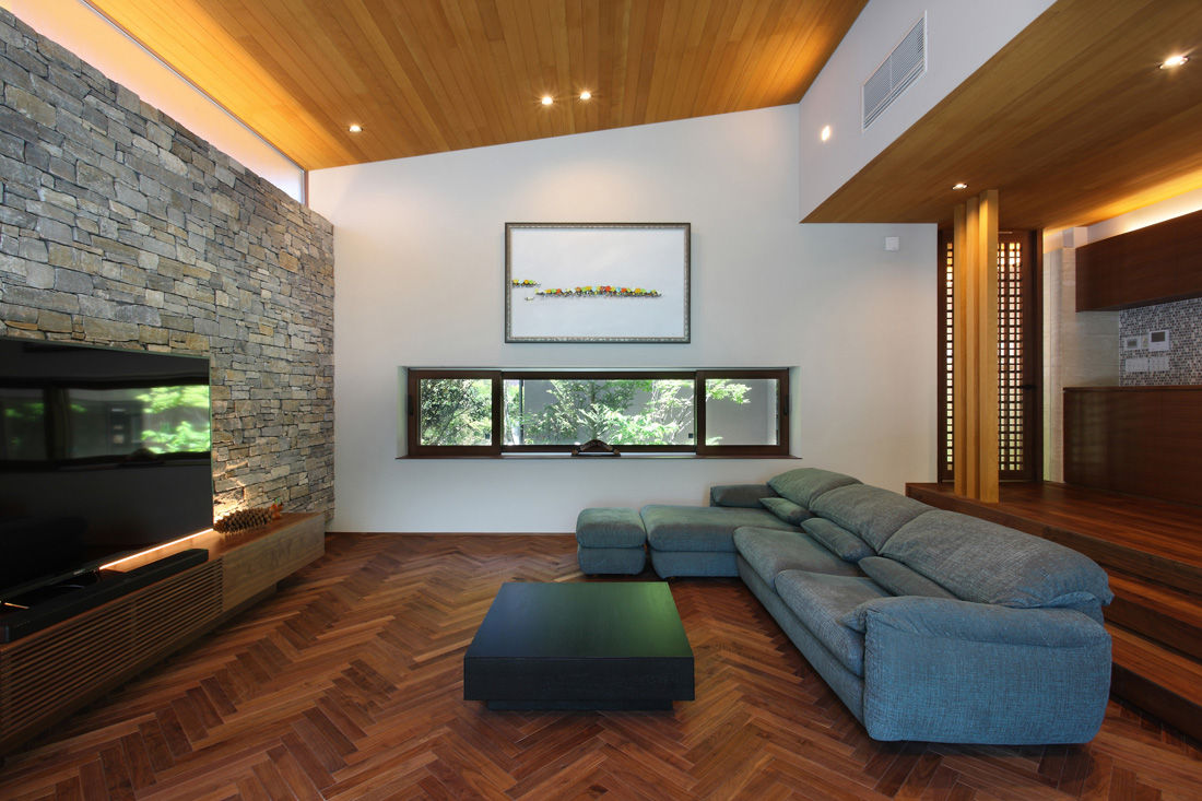 森と暮らす家 -週末住宅-, Studio tanpopo-gumi 一級建築士事務所 Studio tanpopo-gumi 一級建築士事務所 Modern living room
