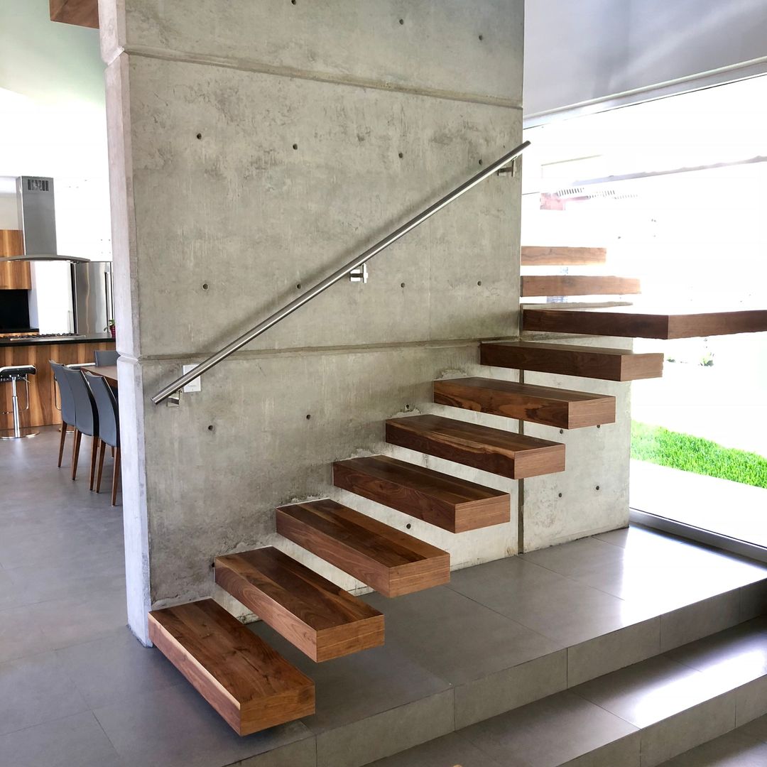 15 escaleras de madera para interiores y consejos para su mantenimiento