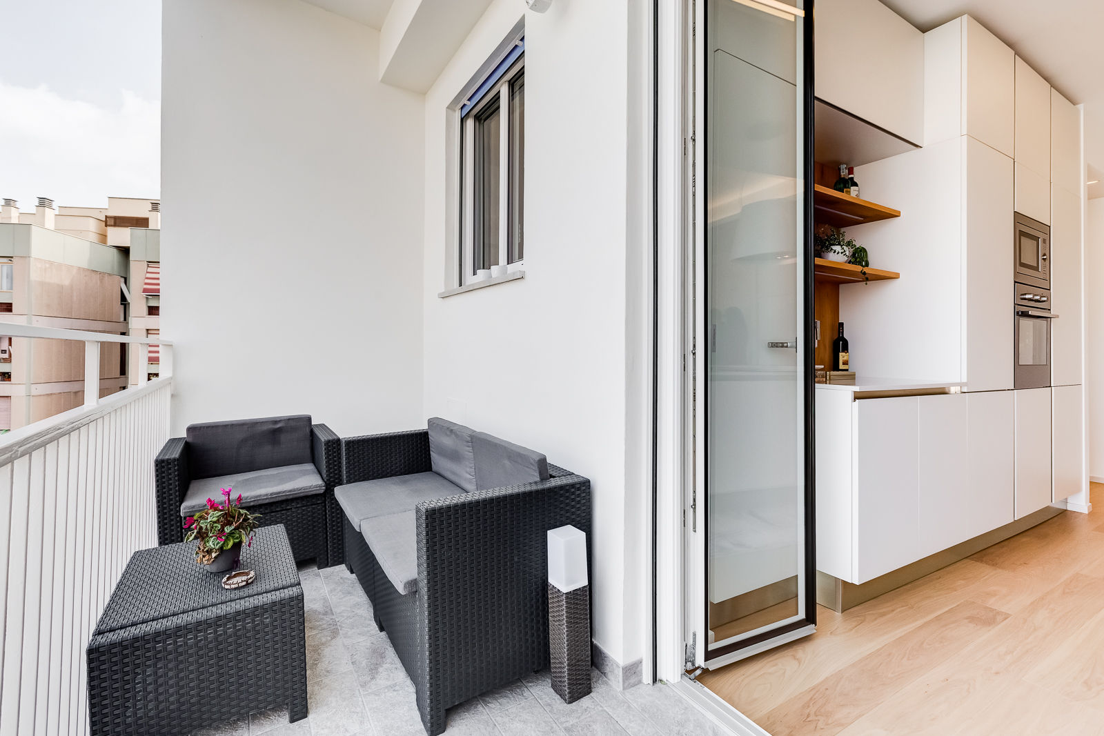 Don Bosco Minimal Design - Eleganza e Semplicità per una Casa Moderna, EF_Archidesign EF_Archidesign Nowoczesny balkon, taras i weranda
