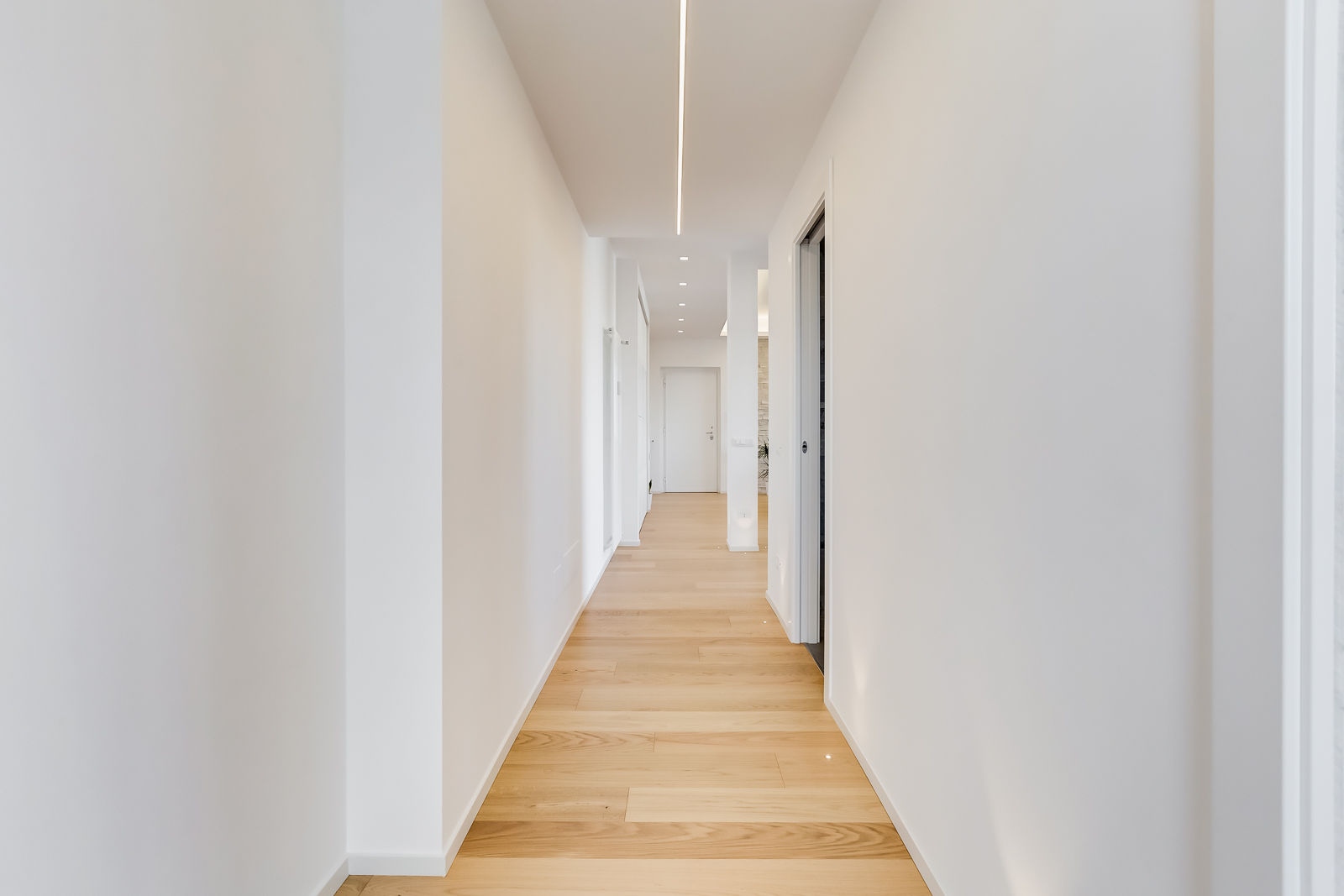 Don Bosco Minimal Design - Eleganza e Semplicità per una Casa Moderna, EF_Archidesign EF_Archidesign 浴室
