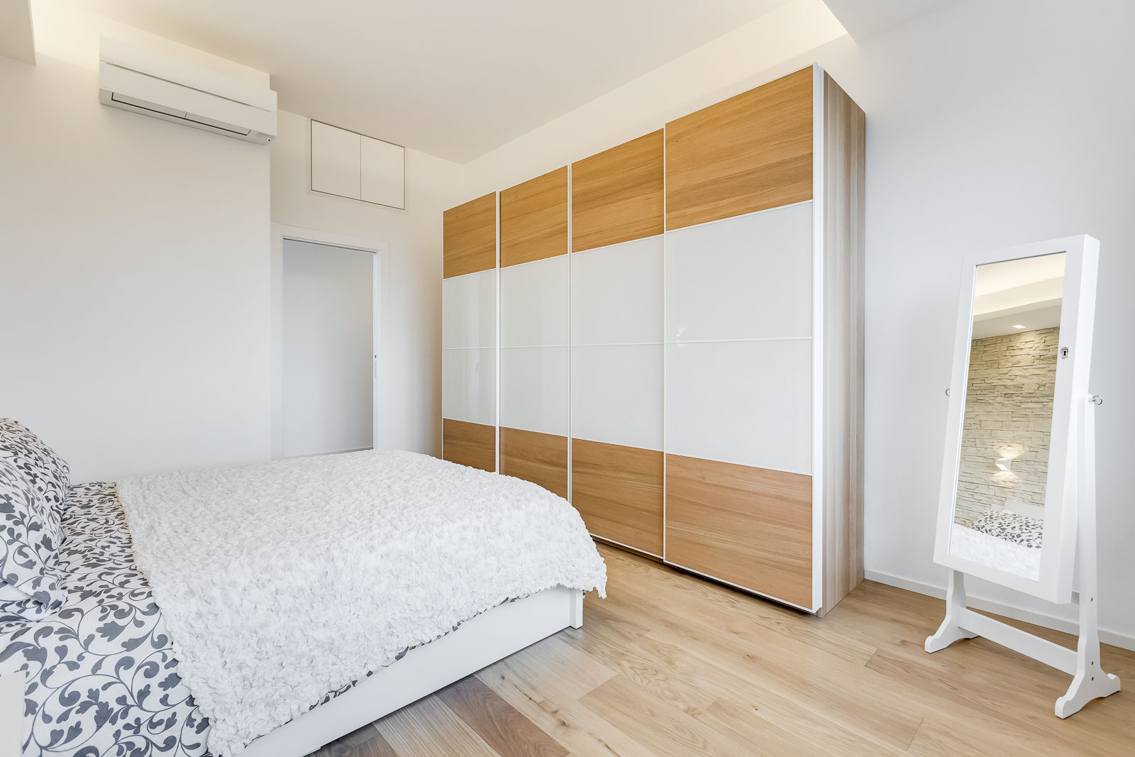 Don Bosco Minimal Design - Eleganza e Semplicità per una Casa Moderna, EF_Archidesign EF_Archidesign モダンスタイルの寝室
